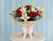 Букет цветов из:  Лилии и Розы в Шарахалсуне