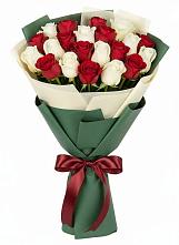 Букет Микс из красных и белых роз в Шарахалсуне