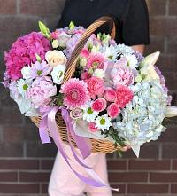 Цветочная композиция из Розы, Хризантемы, Пионы и Лизиантусы в корзине в Шарахалсуне