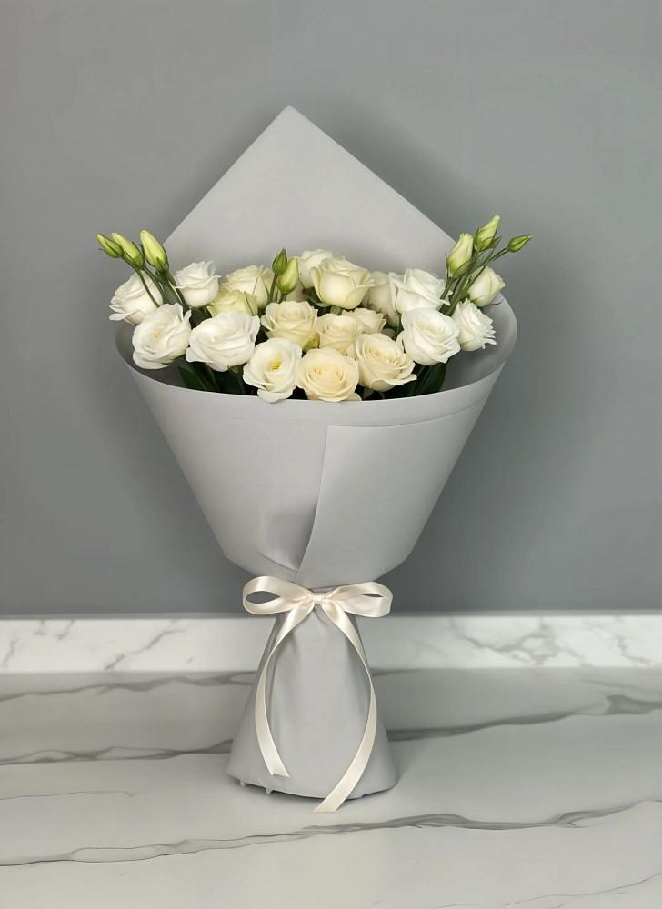 Букет цветов из: Розы и Лизиантусы в Шарахалсуне