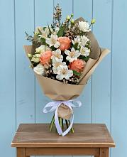 Букет цветов из:  Альстромерии, Лизиантусы, Розы и Хризантемы в Шарахалсуне
