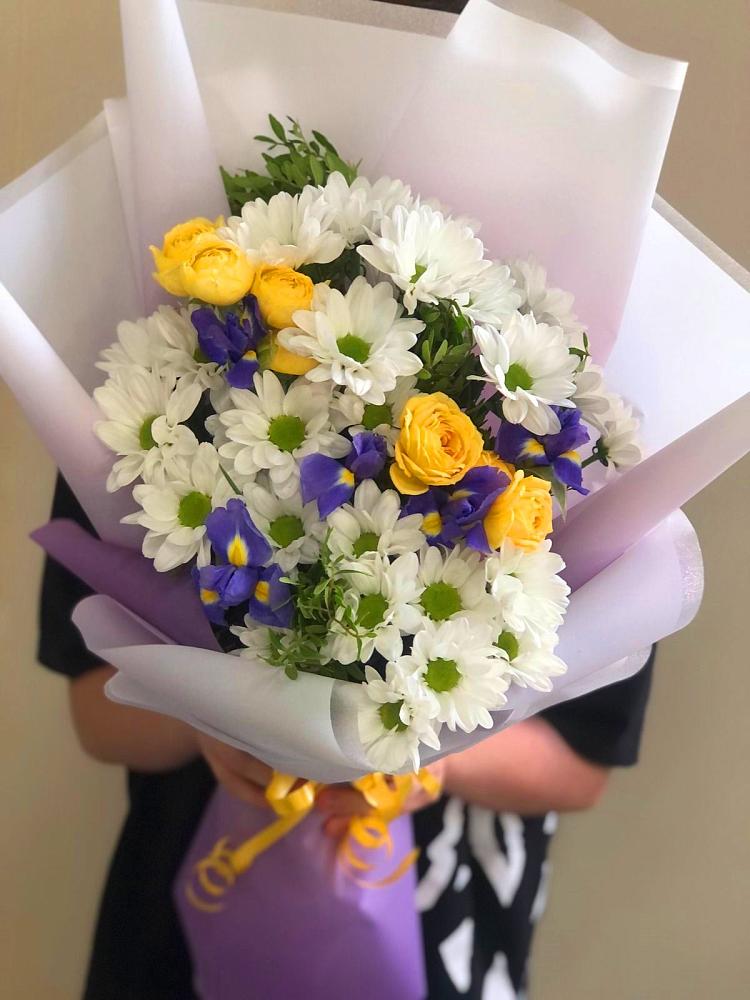 Букет цветов из: Ирисы, Хризантемы и Розы в Шарахалсуне