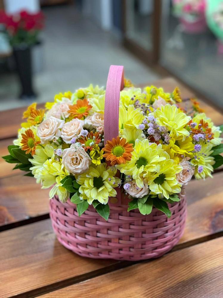 Цветочная композиция из Хризантемы и Розы в корзине в Шарахалсуне