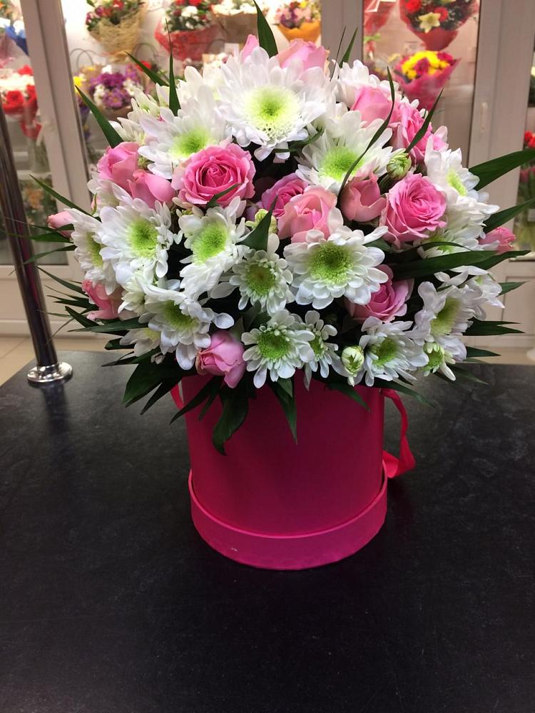 Цветочная композиция из Розы и Хризантемы в шляпной коробке в Шарахалсуне