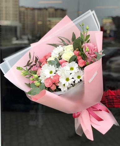 Букет цветов из: Розы, Лизиантусы и Хризантемы в Шарахалсуне