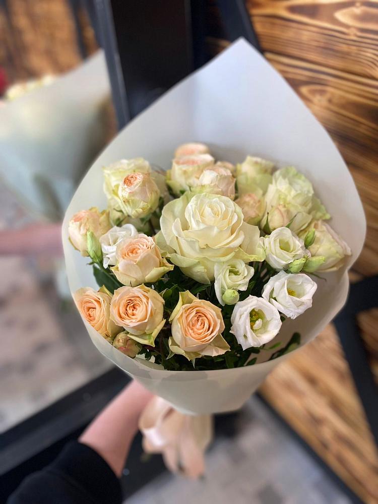 Букет цветов из: Розы и Лизиантусы в Шарахалсуне